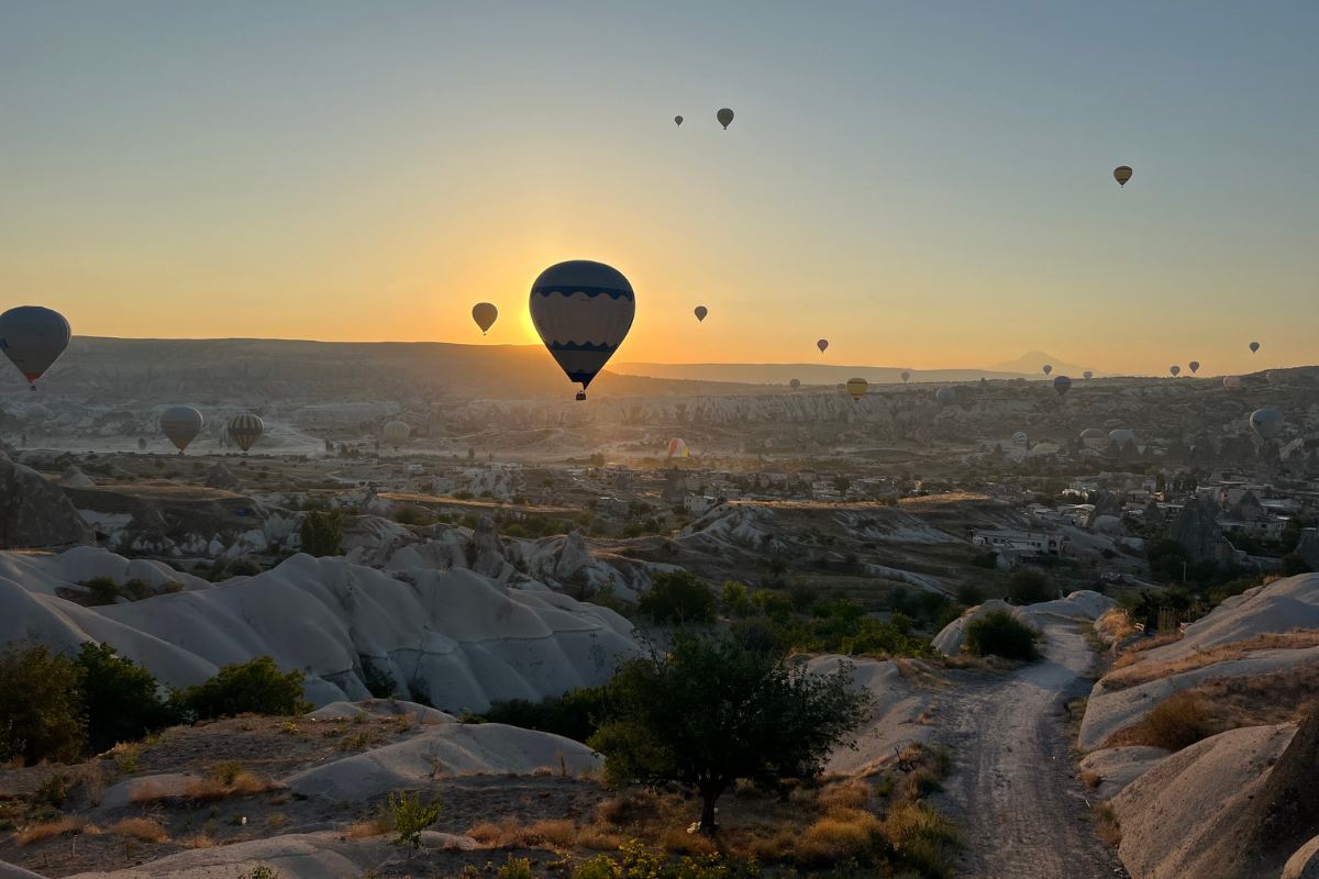 Cappadoce, Turquie — Montgolfières au lever du jour