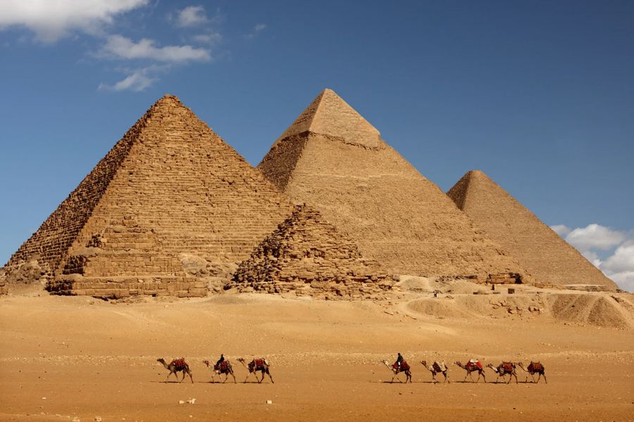Gizeh, Égypte — Pyramides et désert