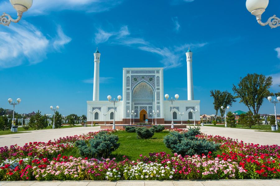 Kazakhstan — Architecture et jardins fleuris