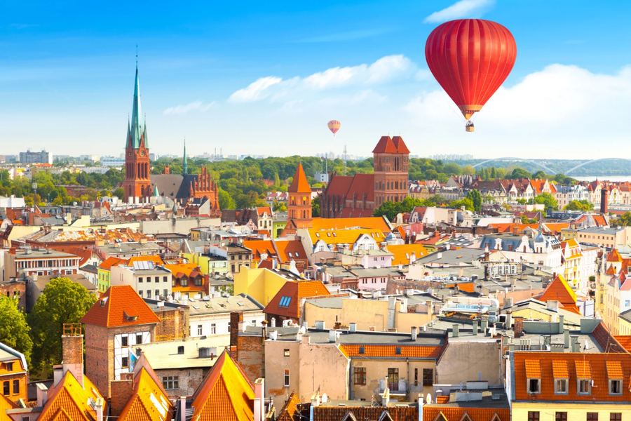 Toruń, Pologne — Vieille ville et ciel ouvert
