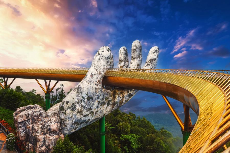 Ba Na Hills, Vietnam — Le pont porté par des mains